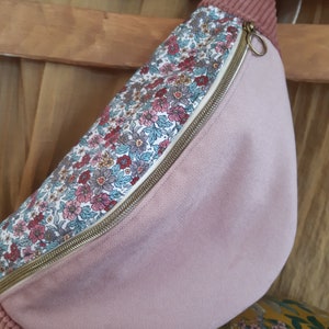 Sac banane toile rose et rabat fleuri