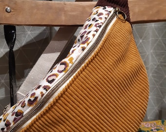 Sac banane en velours côtelé jaune moutarde et côtés prune.Rabat motif léopard assorti