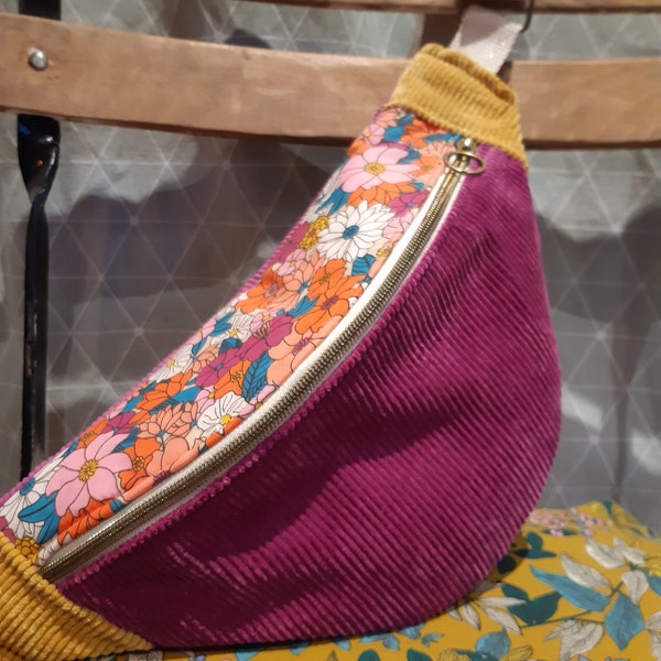 Sac banane en velours côtelé violet ,rabat fleurs orangées roses et côtés jaunes en velours.