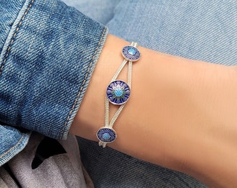 Puede incluir: Pulsera de plata con tres círculos de esmalte azul y verde. Los círculos tienen un diseño detallado de pequeños puntos azules y verdes.