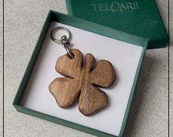 手作りアカシア材のクローバーキーホルダー：幸運の友情ギフト - Etsy 日本