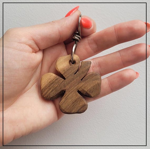 手作りアカシア材のクローバーキーホルダー：幸運の友情ギフト - Etsy 日本