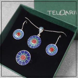 トルコのマルディンわら製の大きなカラフルなジュエリーセット、花のモチーフが付いた 925 シルバーの東洋風オットマンセット、東洋風シルバージュエリー