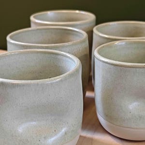 Flat white coffee cup with thumb dimple