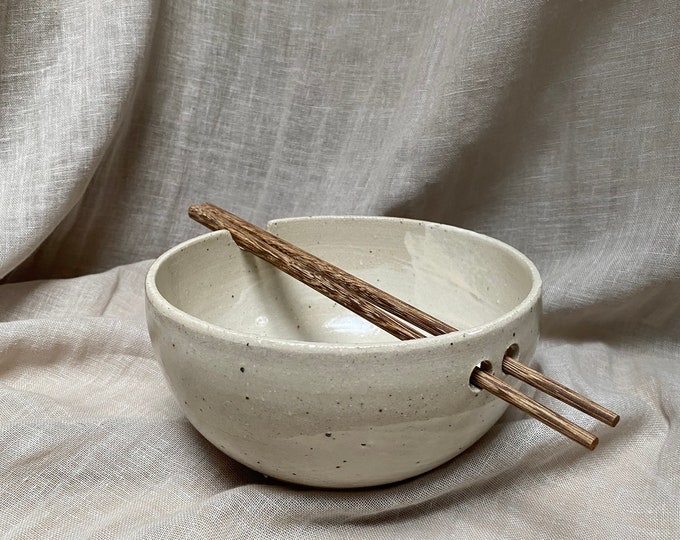 Ramen-Reisschüssel mit Bambusstäbchen