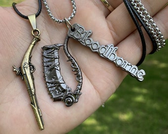 Bloodborne Collier Saw Cleaver Pendentif Evelyn Choker Charm avec 2 Chaînes (acier inoxydable, chaîne en cuir) Colliers Jeu Cadeau