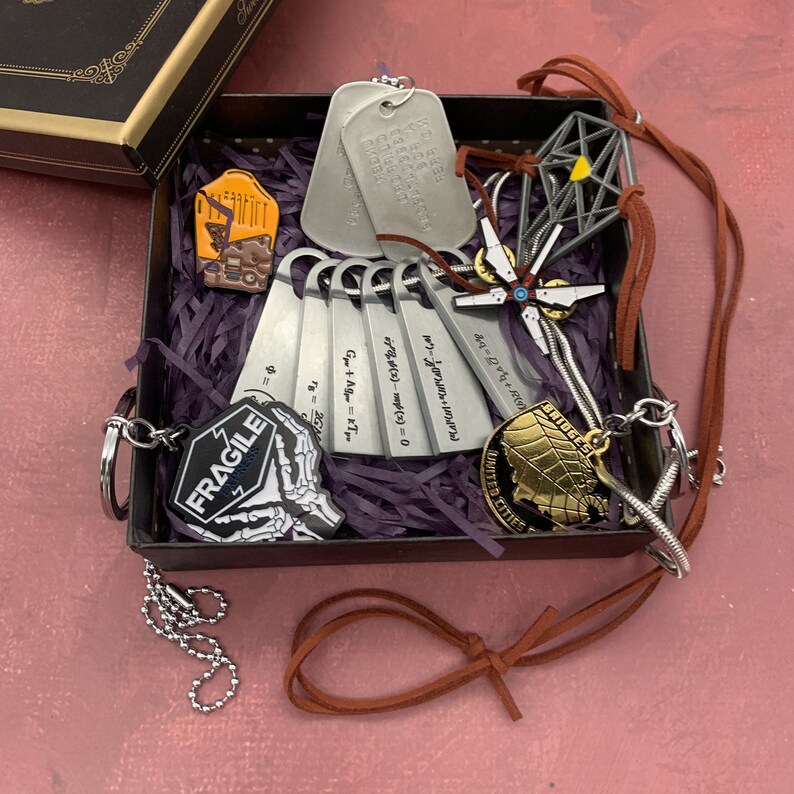 Game Death Stranding Jewelry Set Q-Pid Necklace Equation Dog Tags Sam Porter Bridges Keychain Pins Dream Catcher Pendant Men Gift Set B