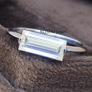 Langer Baguette Diamant Verlobungsring / Baguetteschliff Moissanite Ost West Ring / Solitär Ehering / 14K Gold Klassischer Ring / Jubiläumsring