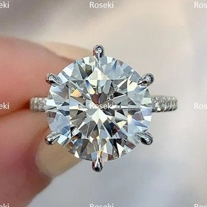 Anel de noivado de moissanita redondo de 4 quilates: ouro branco 14K com halo oculto de seis pontas