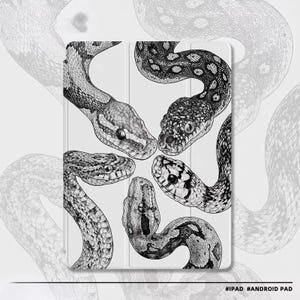Könnte beinhalten: Weiße Tablet-Hülle mit einer detaillierten Schwarz-Weiß-Illustration von mehreren Schlangenköpfen. Die Schlangen sind in einem realistischen Stil dargestellt, mit komplizierten Mustern und Texturen. Der Text "#IPAD #ANDROID PAD" befindet sich unten.