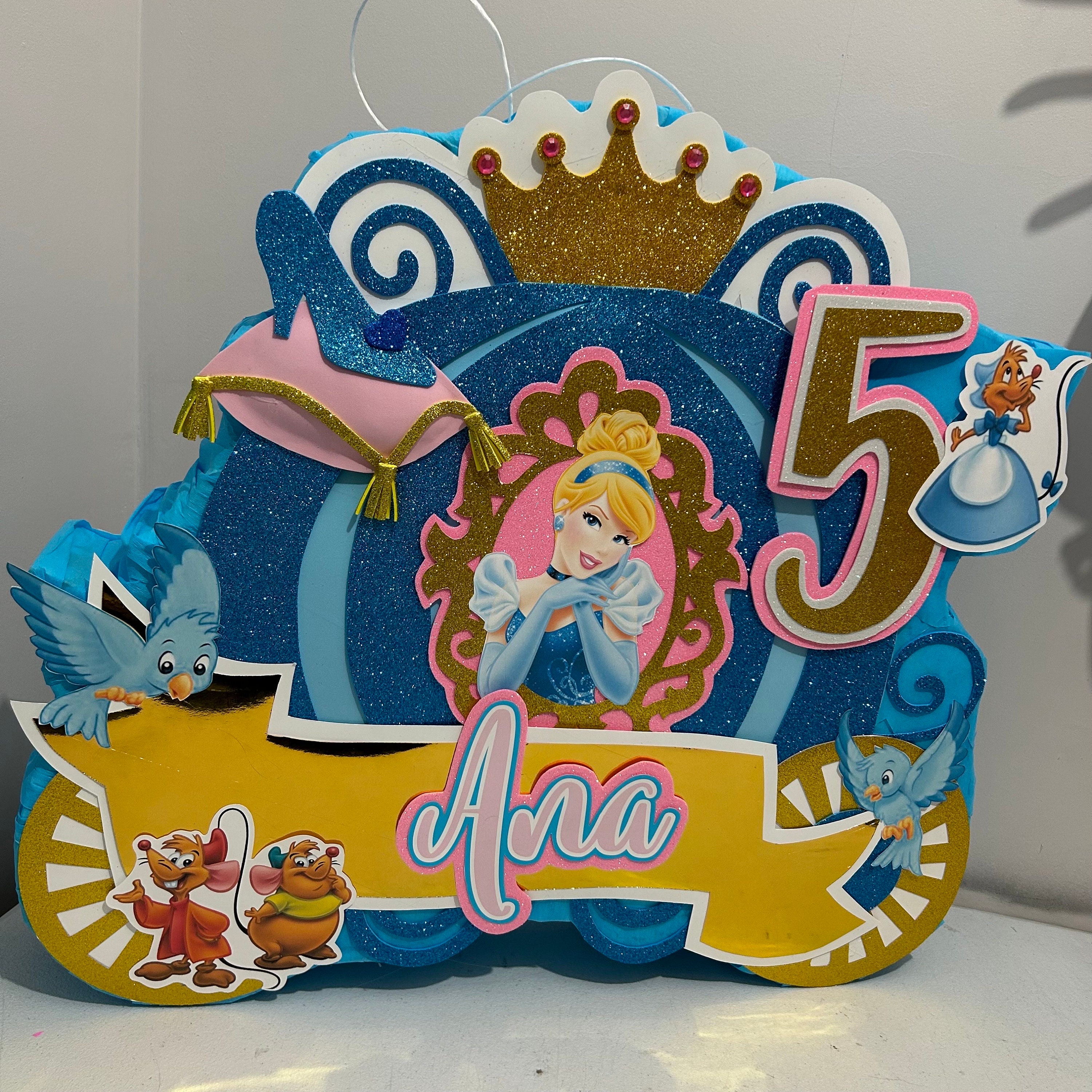 Linda piñata de carroza de princesas para adornar tu cumpleaños, agenda la  tuya! Si te gustó déjame tu comentario dale like y comparte…