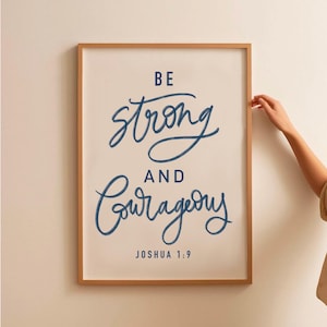 Könnte beinhalten: Ein gerahmter Druck mit weißem Hintergrund und einer blauen Aufschrift, die lautet "Sei stark und mutig Josua 1:9".