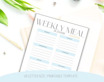 Może przedstawiać: Biały szablon tygodniowego planera posiłków z napisem WEEKLY MEAL PLANNER u góry. Układ zawiera jasnoniebieskie poziome paski dla każdego dnia od poniedziałku do soboty, z okrągłymi polami wyboru i liniami do wpisywania notatek.