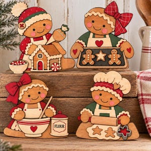 Pode incluir: Quatro recortes de madeira em forma de bonecos de gengibre com cenas de culinária. Uma figura decora uma casa, outra segura uma bandeja de biscoitos, uma mistura numa tigela com a inscrição FLOUR e outra usa um rolo de massa.