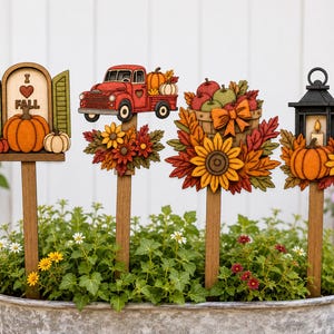 Conjunto de estacas para plantas de otoño en formato SVG / Calabaza de otoño, camión, cesta de manzanas, farol / Decoración de jardín cortada con láser en capas