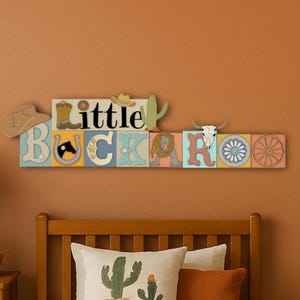 Kit de manualidades de madera sin pintar "Little Buckaroo". Letrero de 71 cm precortado en madera de tilo. Decoración de pared infantil de vaquero del oeste o... Soporte para estantería. 35 piezas.