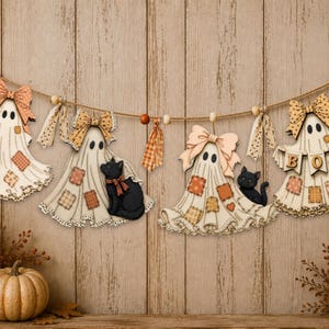 Pode incluir: Uma guirlanda decorativa com quatro recortes de fantasmas em madeira com padrões de patchwork, laços e gatos pretos. Os fantasmas estão pendurados num cordel com contas de madeira e fitas de tecido. Um fantasma exibe as letras B-O-O.