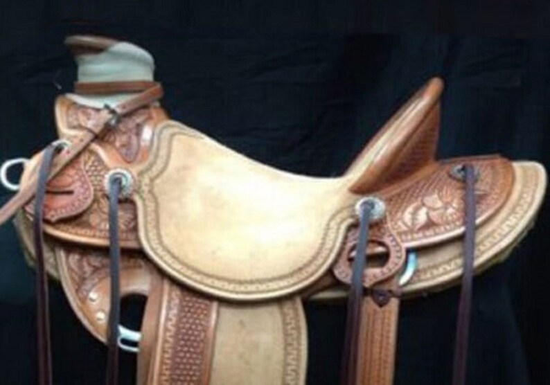 Selle western faite main, couleur châtaignier, grosse corne, taille 16