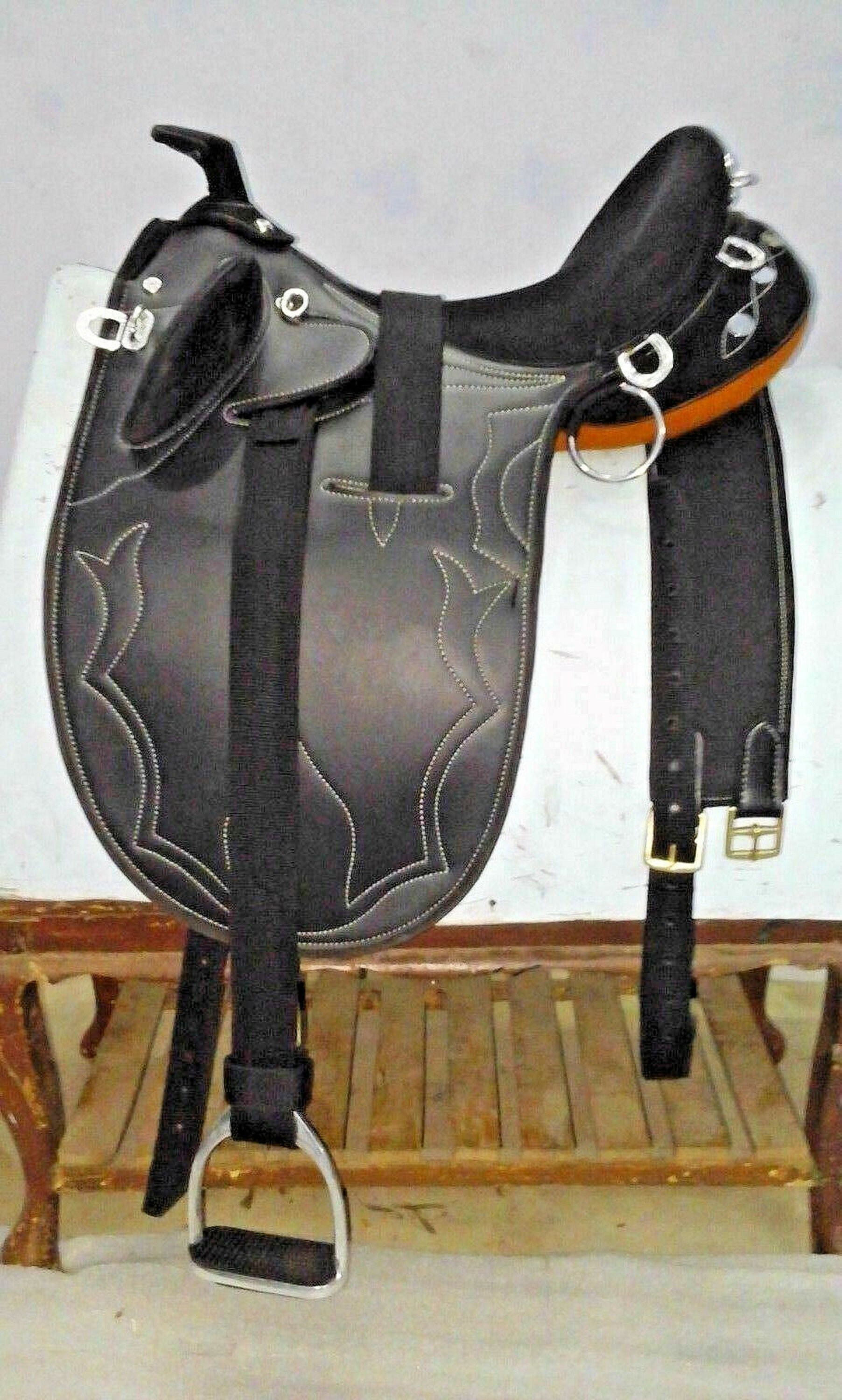 Selle Synthétique Stock Saddle Avec Corne – Noire, Taille 15 Pouces (Inde)