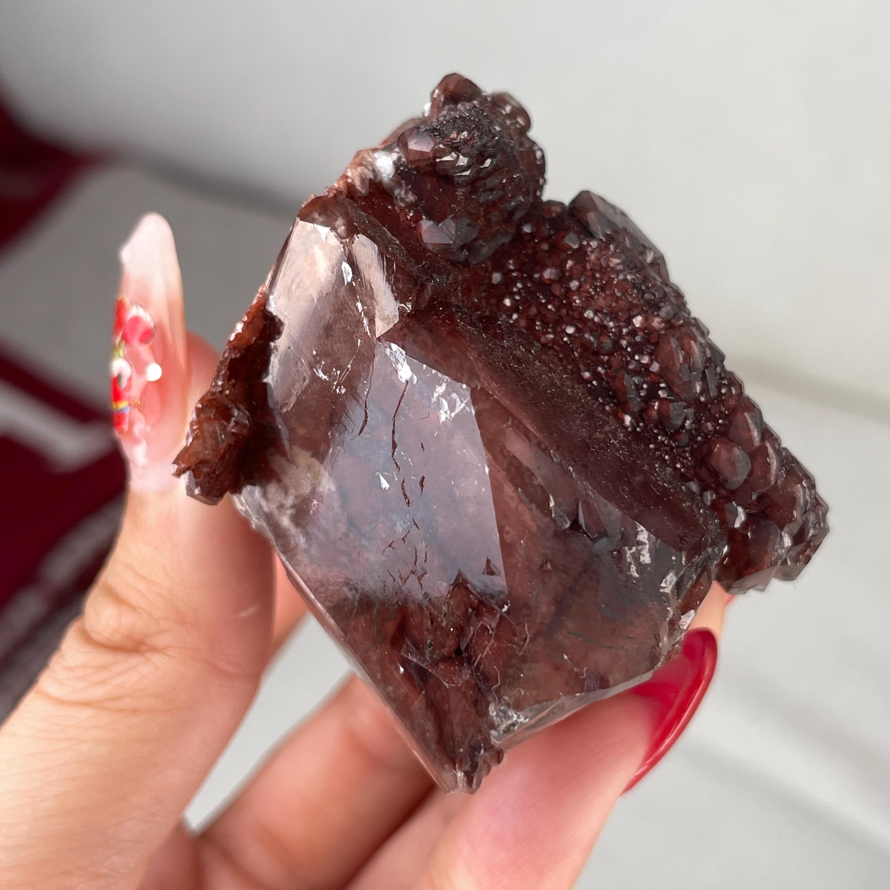 光沢のある「チョコレート」カルサイト結晶標本｜赤褐色の立方体