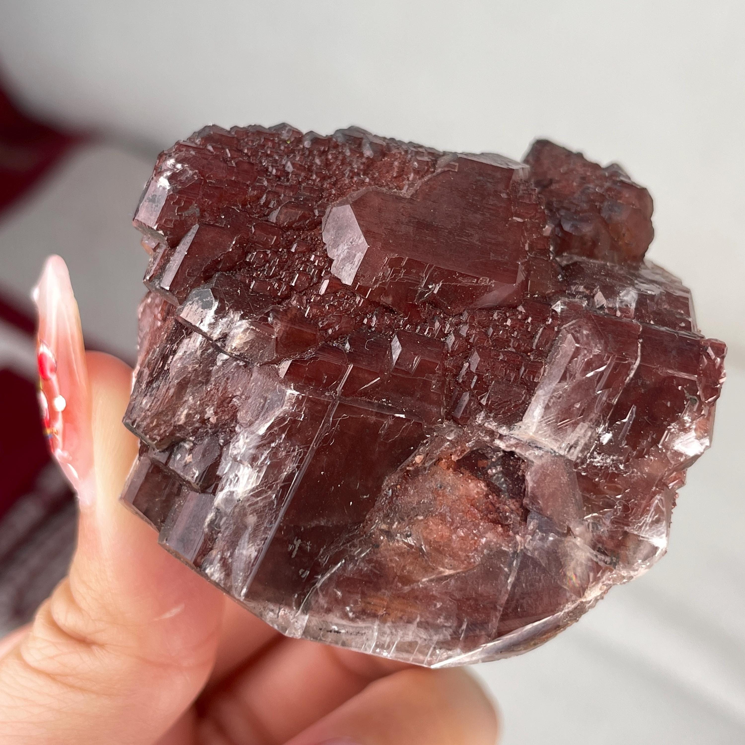 光沢のある「チョコレート」カルサイト結晶標本｜赤褐色の立方体