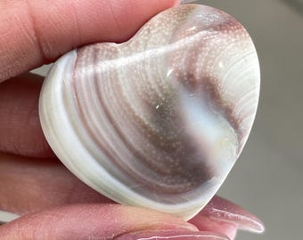 Sculpture en forme de coeur en coquillage poli