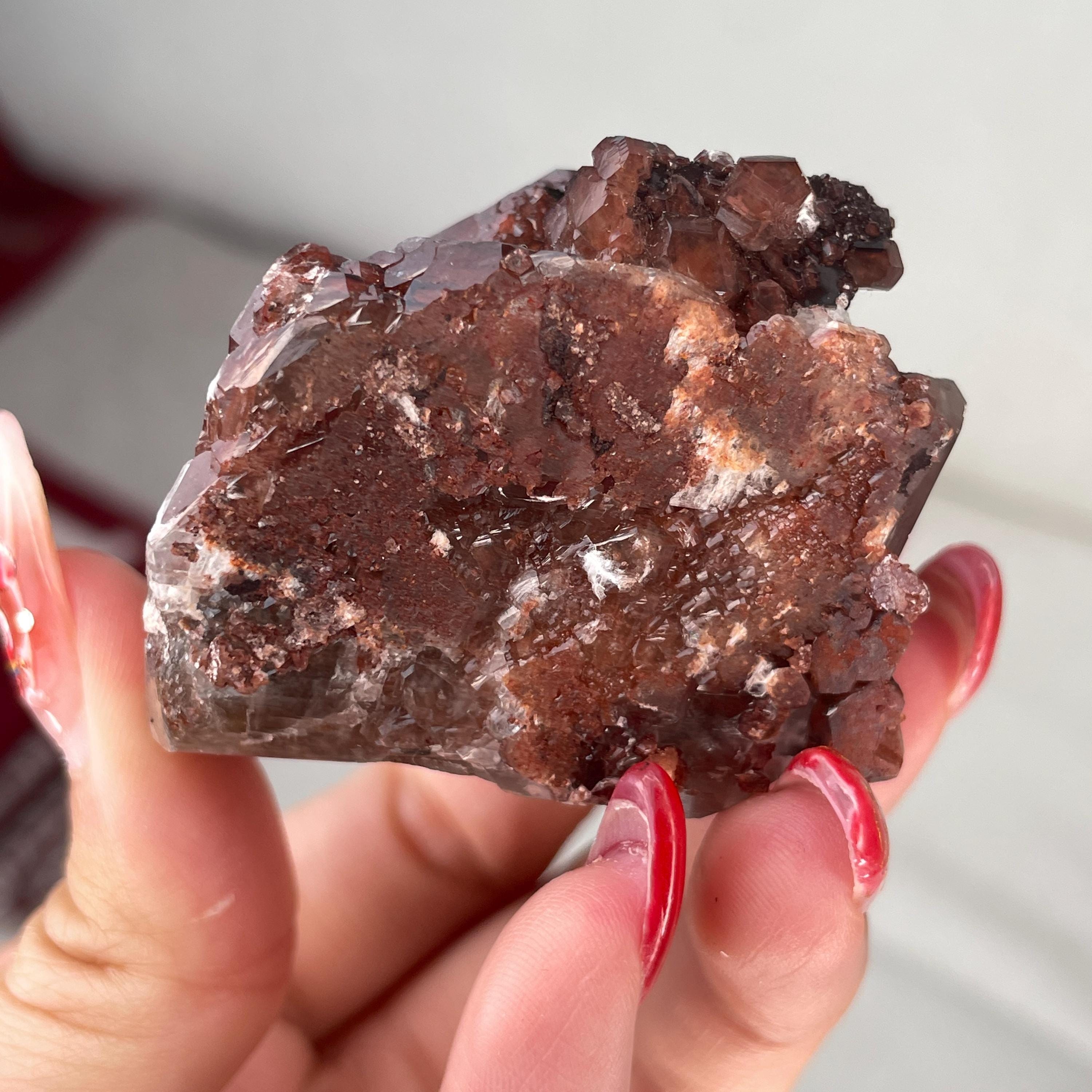 光沢のある「チョコレート」カルサイト結晶標本｜赤褐色の立方体