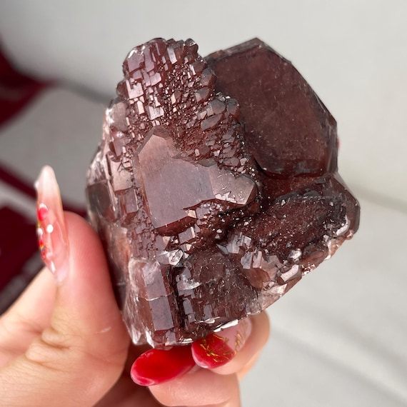 光沢のある「チョコレート」カルサイト結晶標本｜赤褐色の立方体
