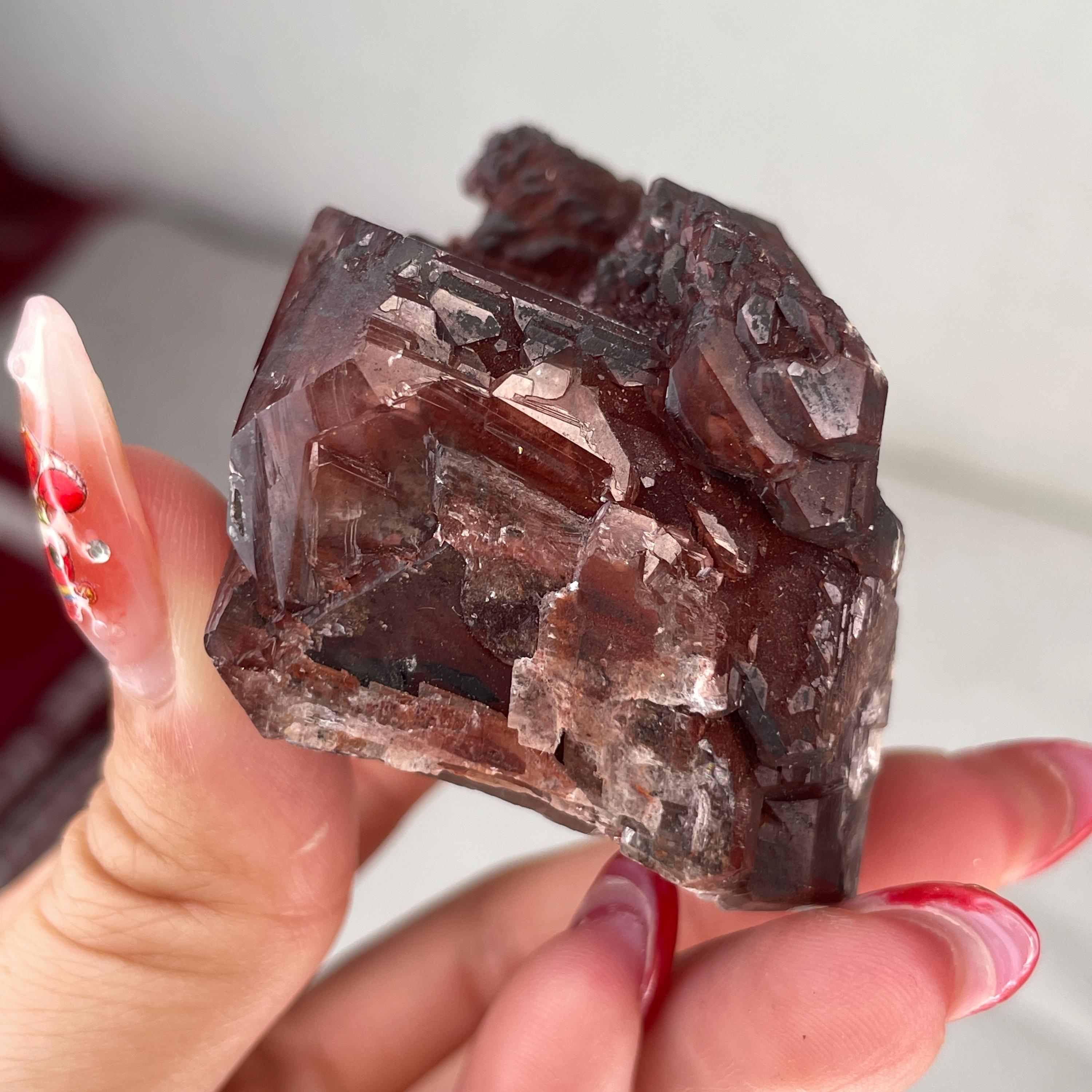 光沢のある「チョコレート」カルサイト結晶標本｜赤褐色の立方体