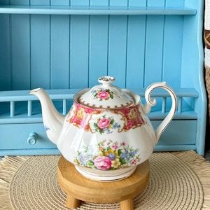Rare Vintage Royal Albert Lady Carlyle Teapot, Medium 0,8L, Previously Loved, Lovely Pink Floral Decor, Perfect Condition, Made in England