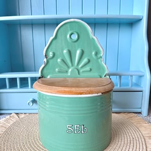 Vintage Enamel Wall-Mounted Salt Box, Jade Green Boîte à Sel with Wooden Lid, Retro 1950s Kitchen Decor, Industrial Storage, Home Decor Gift
