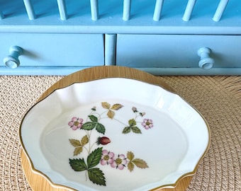 Wedgwood Wild Strawberry Tea and Pastry Service for 8 Place