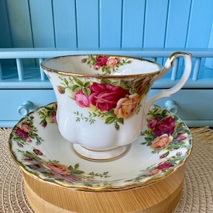 Vintage Royal Albert Old Country Roses Teacup & Saucer | Montrose Shape | English Bone China | Vintage Floral Tea Cup | Classic China Gift