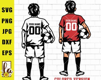Può includere: Due illustrazioni di un calciatore che tiene un pallone da calcio. Il calciatore a sinistra indossa una maglia bianca con il testo "YOUR NAME" e il numero "00". Il calciatore a destra indossa una maglia rossa con il testo "YOUR NAME" e il numero "00". Il testo "COLORED VERSION" è sotto le illustrazioni.