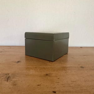 Archivador de tarjetas verde de metal vintage