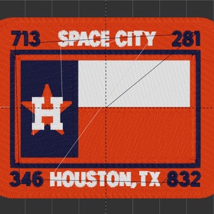 以下が含まれることがあります： オレンジとブルーの刺繍パッチで、白い星と「H」の文字が入っています。パッチには「SPACE CITY」と「HOUSTON, TX」の文字と、エリアコードの713、281、346、832が書かれています。