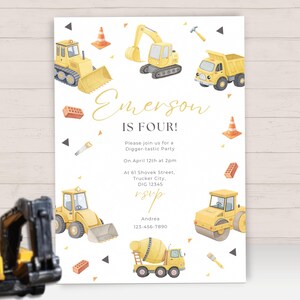 Può includere: Un invito a tema costruzione con veicoli da cantiere gialli, tra cui un bulldozer, un escavatore e una betoniera. L'invito recita "Emerson HA QUATTRO ANNI!" e include i dettagli della festa. Il design presenta coni arancioni e illustrazioni di mattoni.