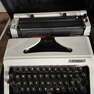 Erika typewriter image 1