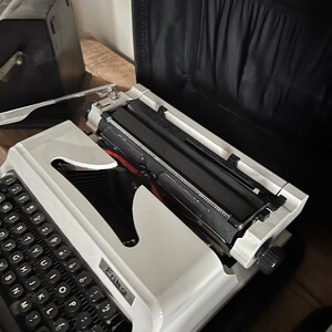 Erika typewriter image 4