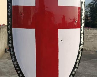 Scudo da cavaliere templare medievale: armatura pronta per la battaglia, costume da cosplay