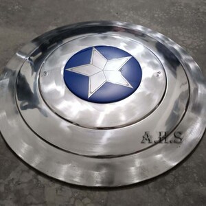 Pu&ograve; includere: Uno scudo di Captain America argentato con una stella blu al centro. Lo scudo ha un bordo rialzato ed &egrave; fatto di metallo. Lo scudo &egrave; una replica di quello utilizzato nei film Marvel.