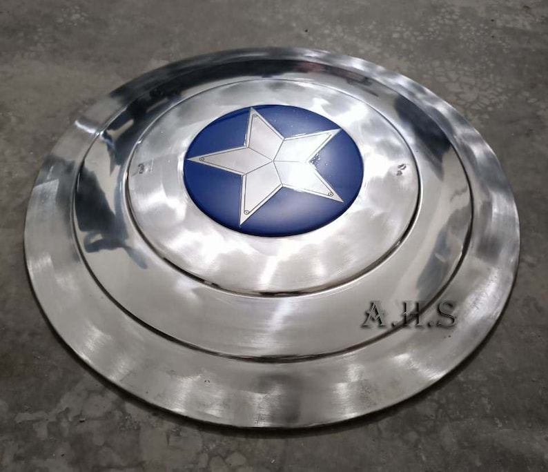 Pu&ograve; includere: Uno scudo di Captain America argentato con una stella blu al centro. Lo scudo ha un bordo rialzato ed &egrave; fatto di metallo. Lo scudo &egrave; una replica di quello utilizzato nei film Marvel.
