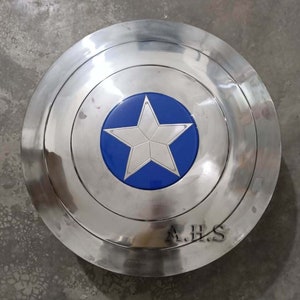 Pu&ograve; includere: Uno scudo di Captain America argentato con una stella blu al centro. Lo scudo ha un bordo rialzato ed &egrave; fatto di metallo. Lo scudo ha le lettere A.H.S. incise sul fondo.