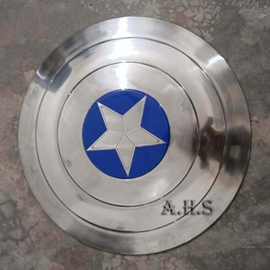 Pu&ograve; includere: Uno scudo di Captain America argentato con una stella blu al centro. Lo scudo ha un bordo rialzato ed &egrave; fatto di metallo. Lo scudo ha le iniziali "A.H.S." in basso.