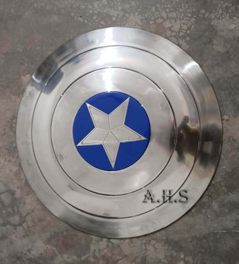 Pu&ograve; includere: Uno scudo di Captain America argentato con una stella blu al centro. Lo scudo ha un bordo rialzato ed &egrave; fatto di metallo. Lo scudo ha le iniziali "A.H.S." in basso.