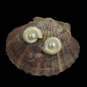 Orecchini in conchiglia perlata: borchie in argento sterling con perla d'acqua dolce