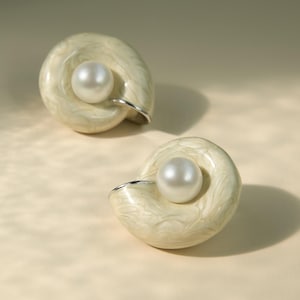 Boucles d'oreilles en conque nacré : clous d'oreilles en argent sterling avec perle d'eau douce