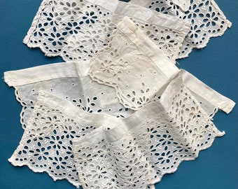Colección de 4 pares de puños antiguos de Broderie Anglaise hechos a mano del siglo XIX.