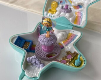 100% complete. In excellent condition. Vintage Bluebird 1992 Polly Pocket Fairy Wishing Well compact