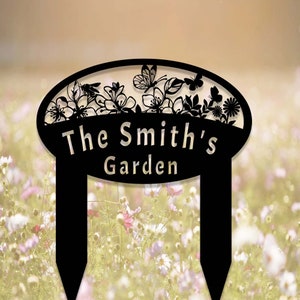 Könnte beinhalten: Schwarzer Gartenmarker aus Metall mit floralem Design und dem Text "The Smith's Garden".